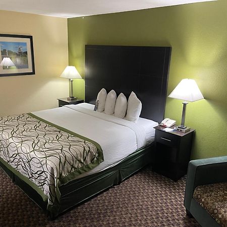 Baymont By Wyndham Holland Hotel Екстериор снимка