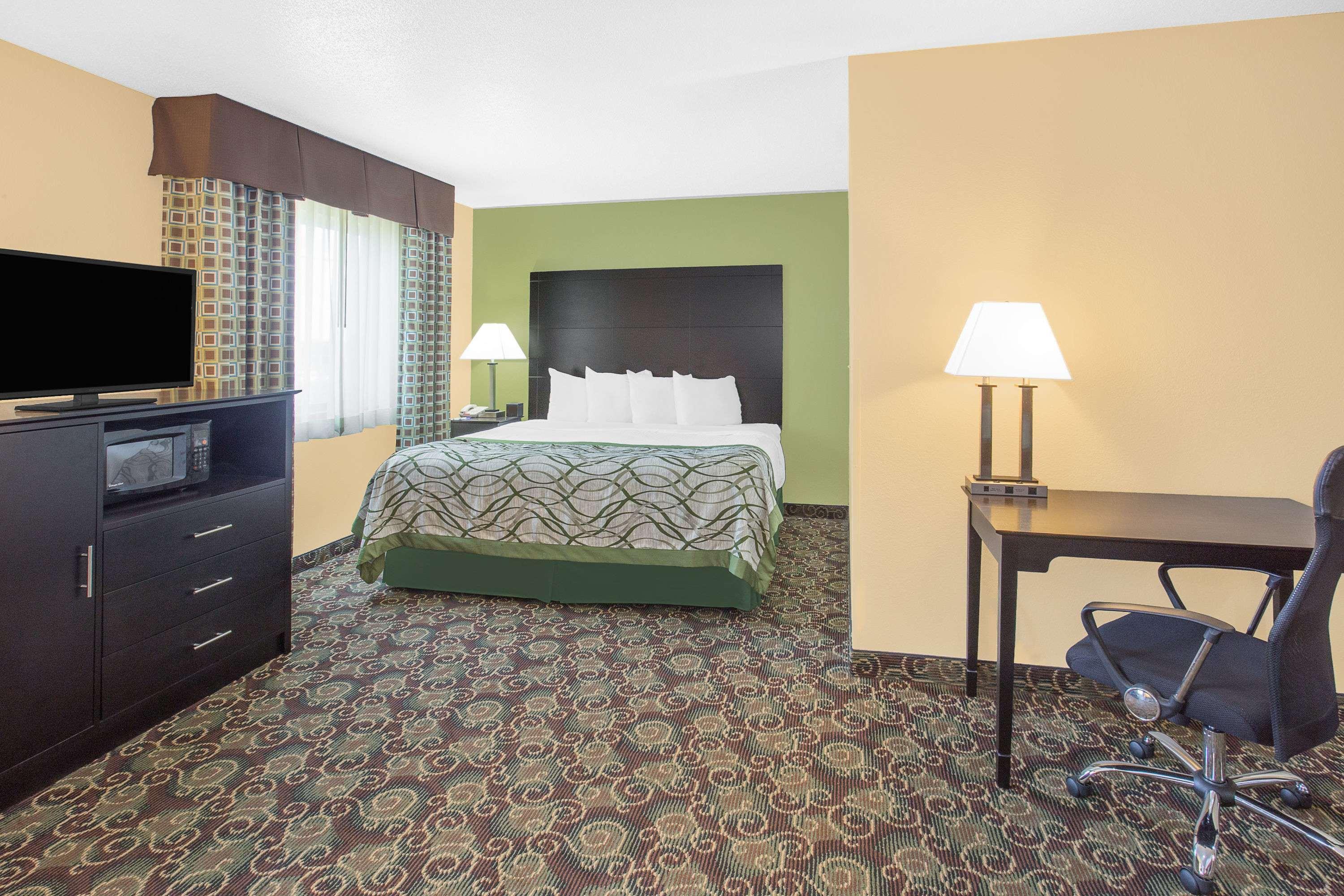Baymont By Wyndham Holland Hotel Екстериор снимка
