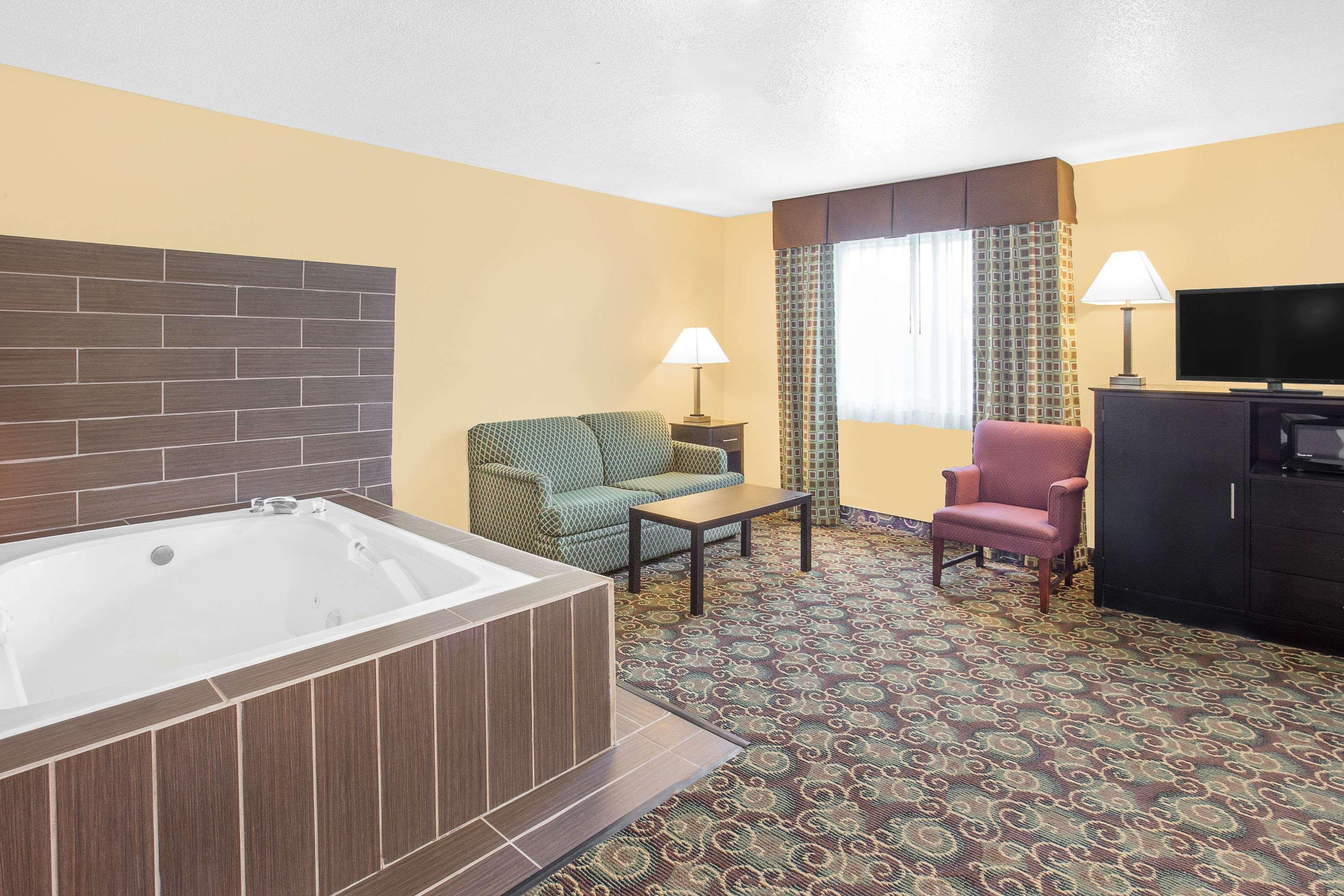 Baymont By Wyndham Holland Hotel Екстериор снимка