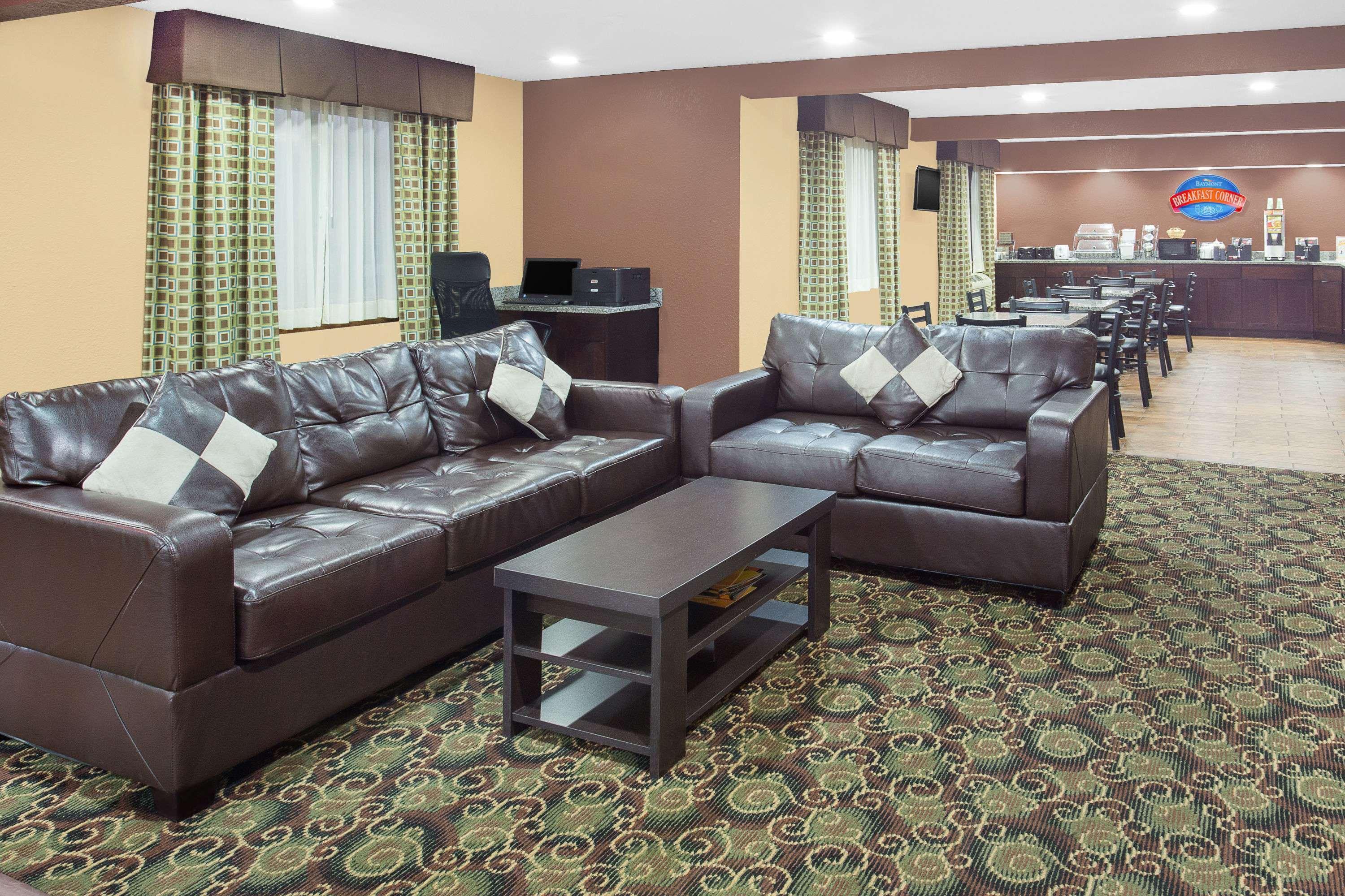 Baymont By Wyndham Holland Hotel Екстериор снимка