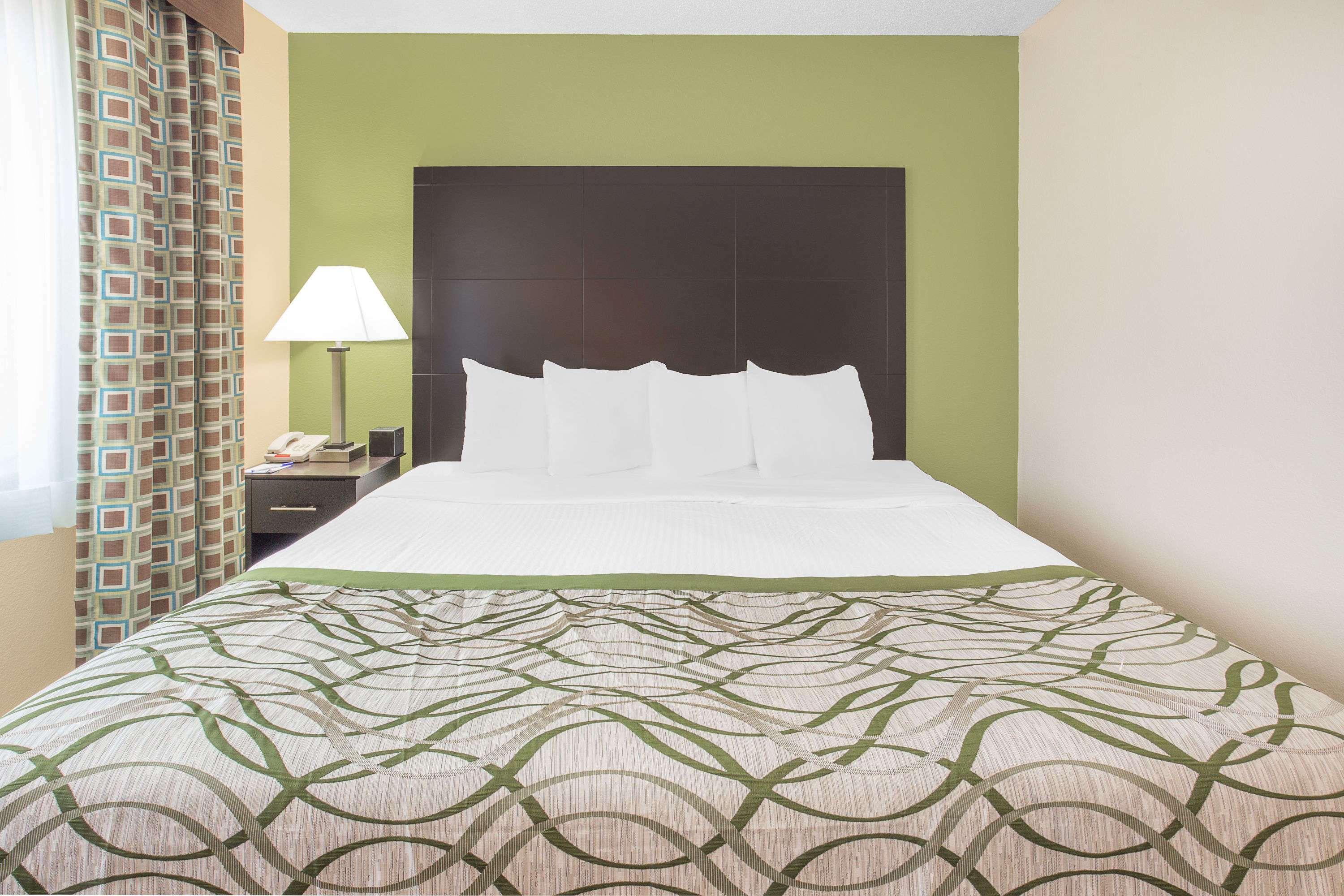 Baymont By Wyndham Holland Hotel Екстериор снимка