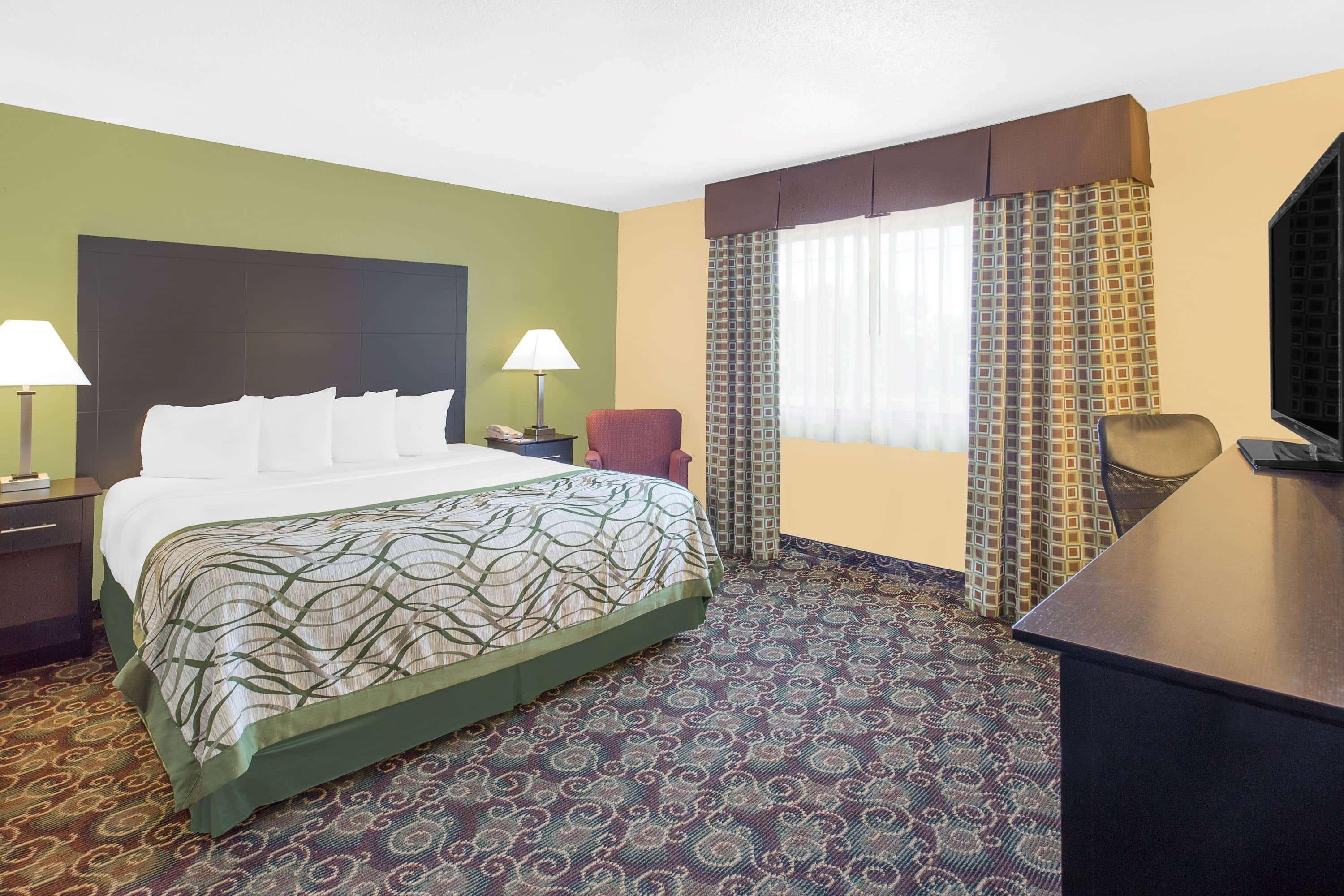 Baymont By Wyndham Holland Hotel Екстериор снимка