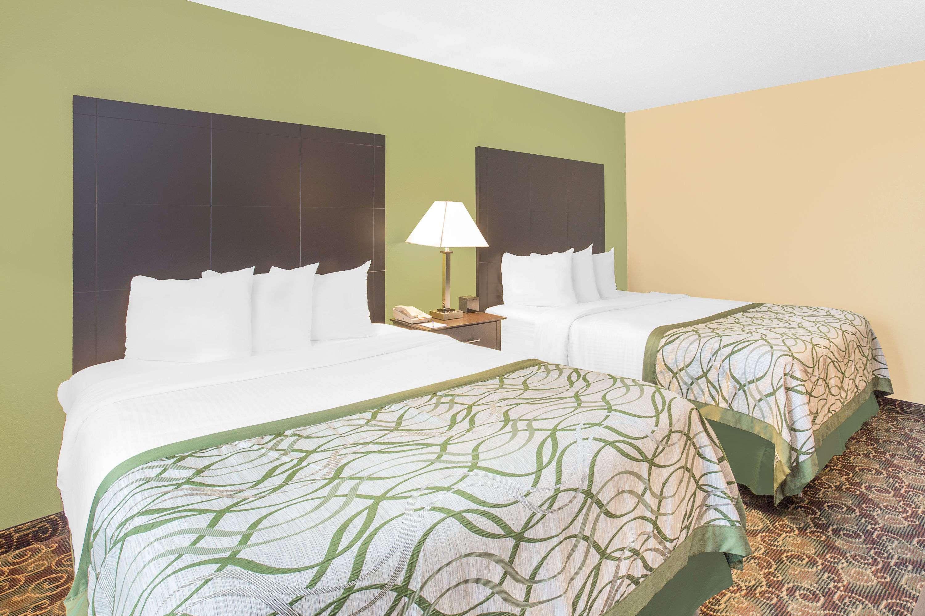 Baymont By Wyndham Holland Hotel Екстериор снимка