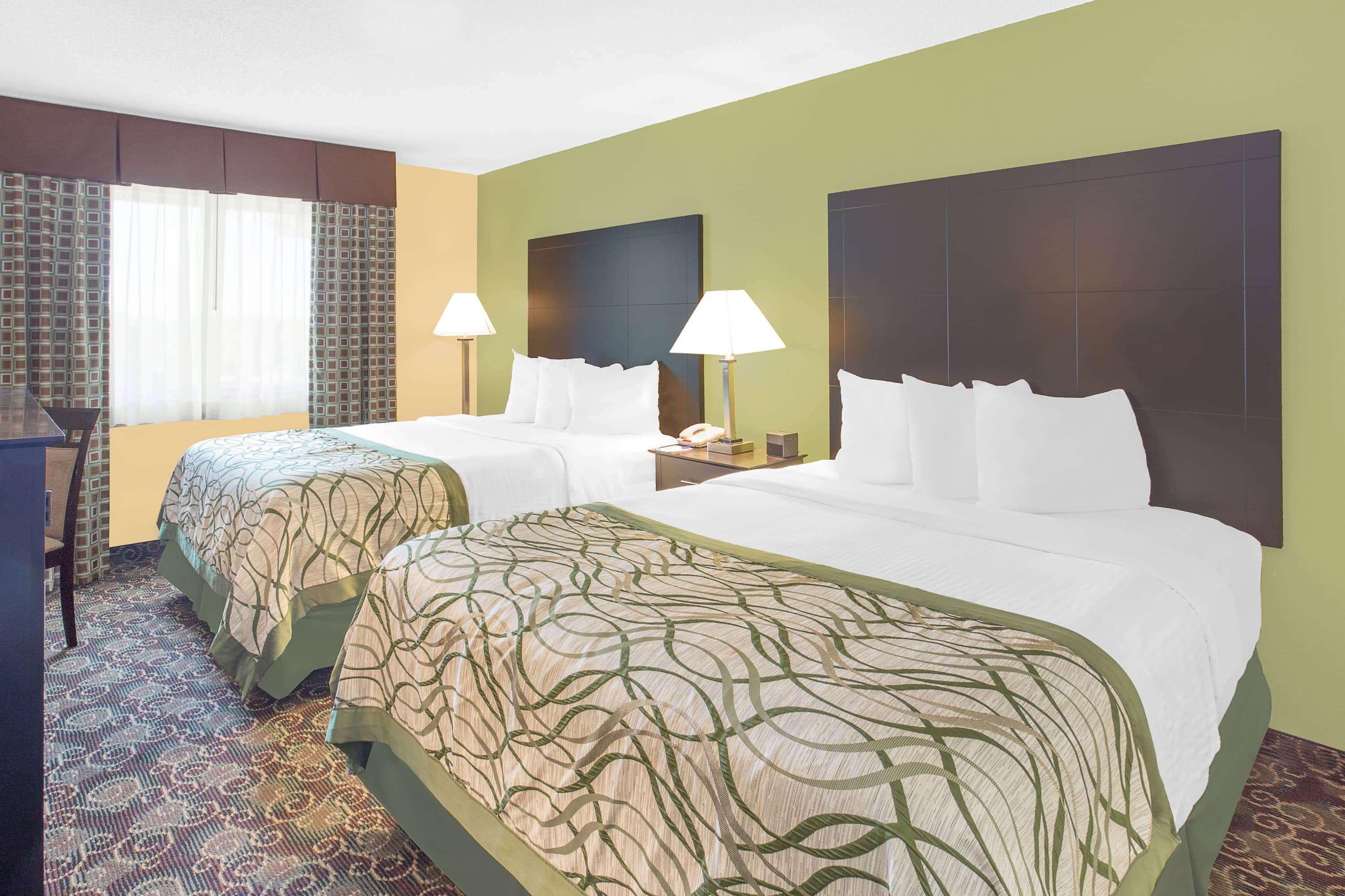 Baymont By Wyndham Holland Hotel Екстериор снимка