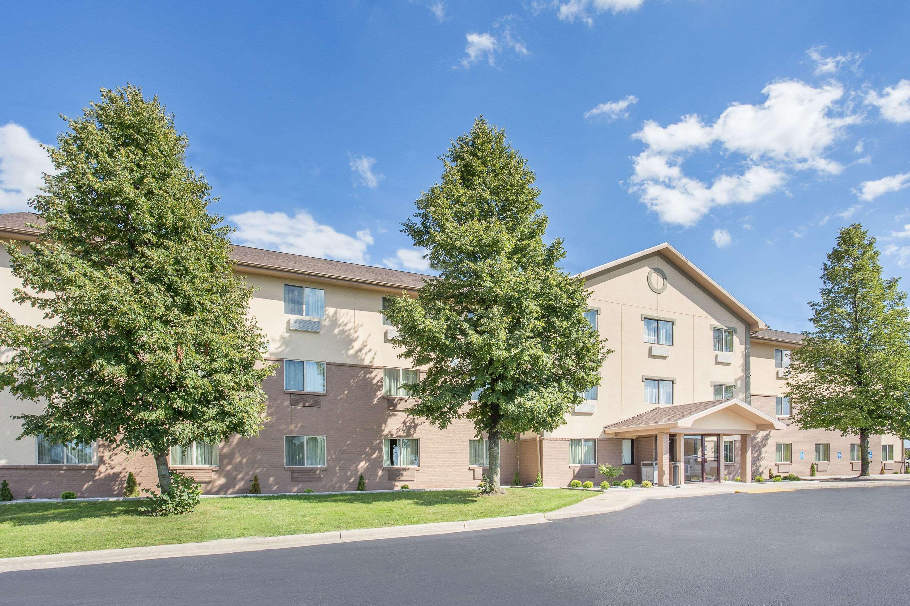 Baymont By Wyndham Holland Hotel Екстериор снимка