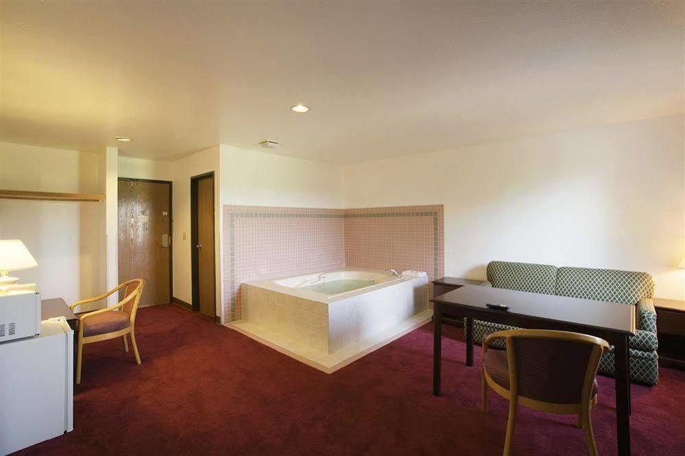 Baymont By Wyndham Holland Hotel Екстериор снимка